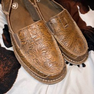 Women’s ariat cruisers floral emboss